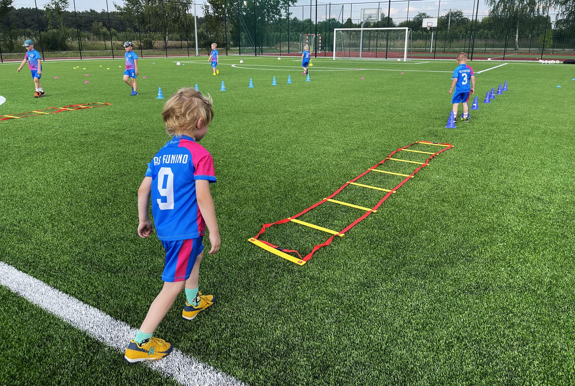 Chłopiec w trakcie zadań koordynacyjnych na treningu FUNiño