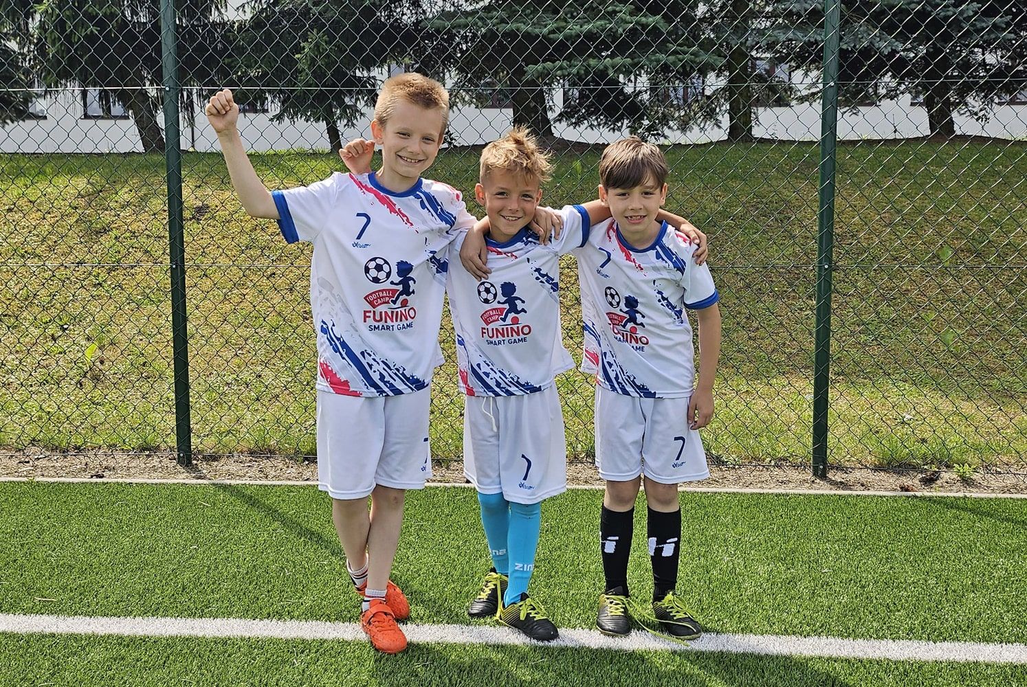 Grupa dzieci na treningu FUNiño na boisku szkolnym.