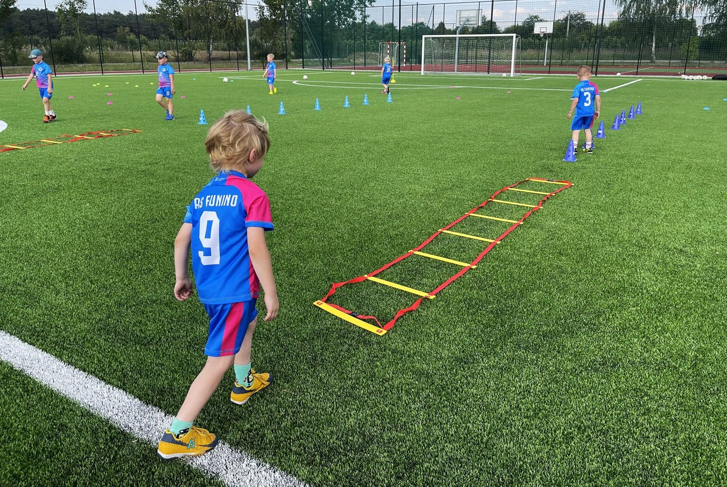 Chłopiec w trakcie zadań koordynacyjnych na treningu FUNiño