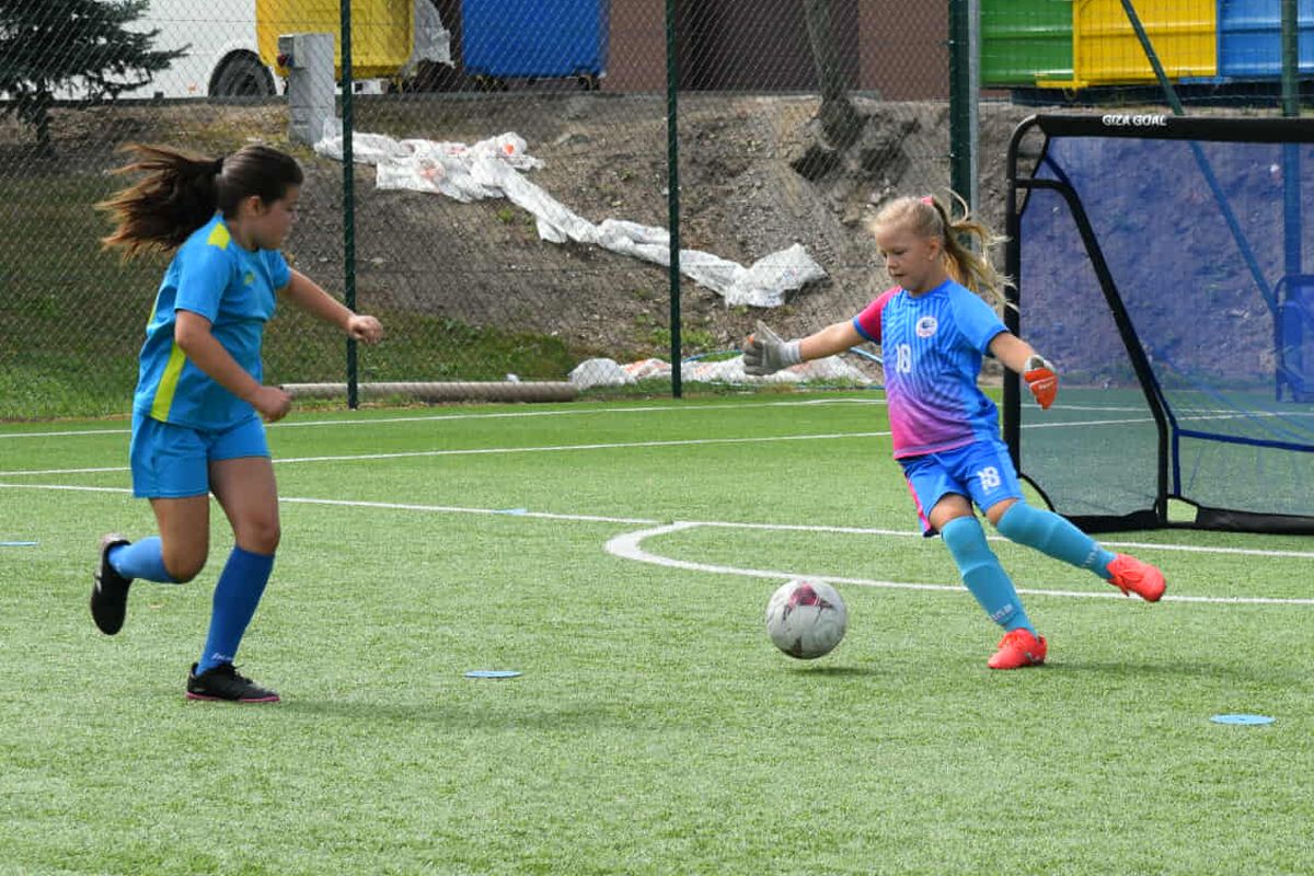 AS Funiño w praktyce – uśmiechnięte dzieci przed meczem