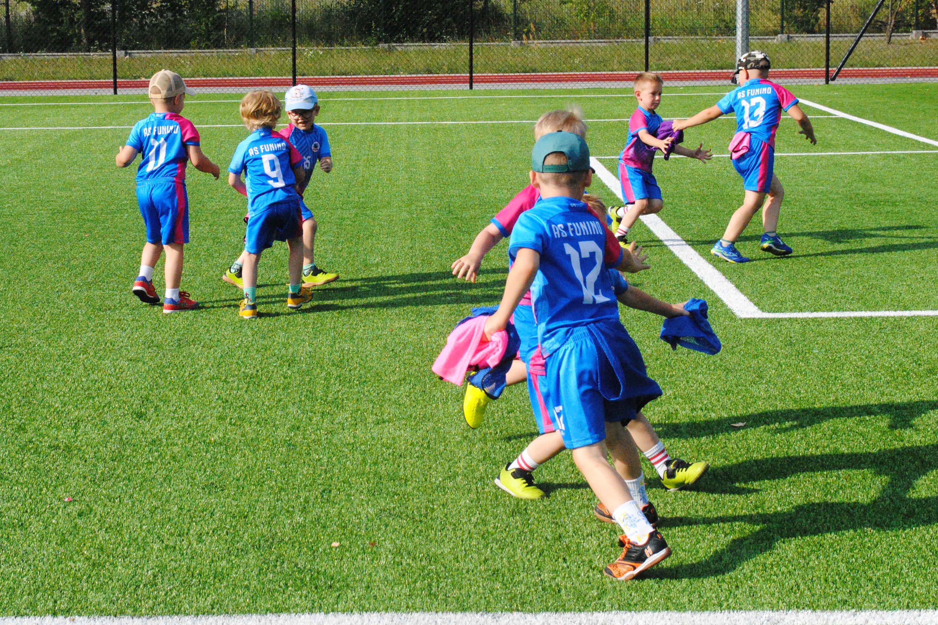 Dzieci podczas zabawy w berka zgodnie z metodą FUNiño