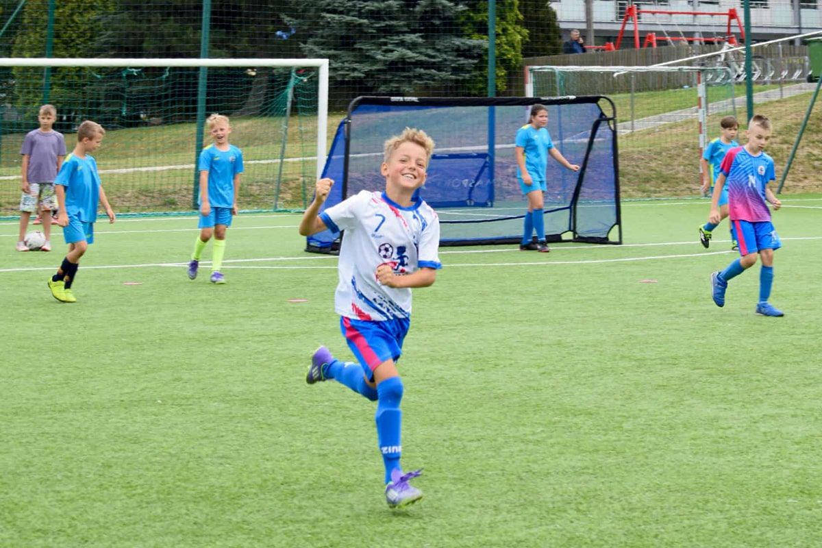 AS Funiño w praktyce – uśmiechnięty chłopiec po zdobyciu bramki