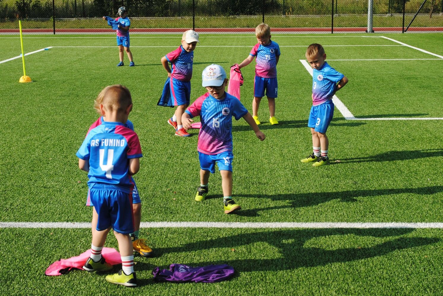 Dzieci szykują się do zabawy w berka - metoda FUNiño