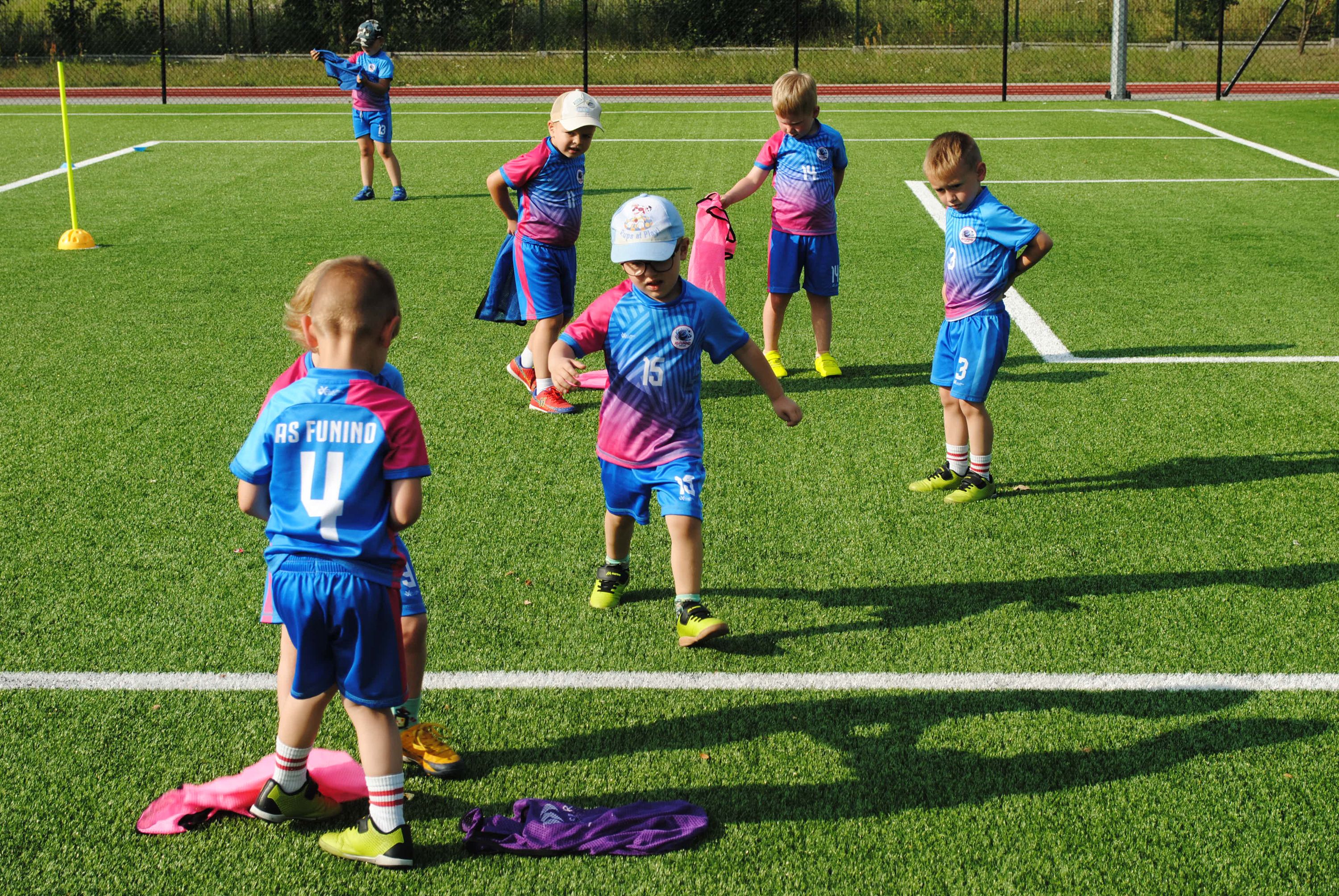 Dzieci szykują się do zabawy w berka - metoda FUNiño